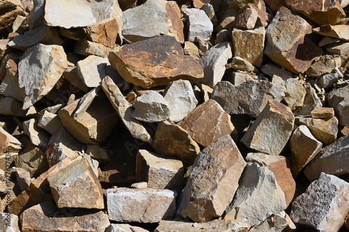 Frisch gebrochene Sandsteinquader auf einer Halde
