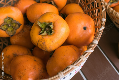 籠に盛られた柿　新潟県・佐渡島のおけさ柿