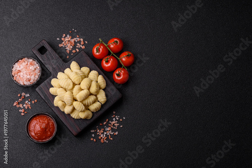 Foto Raw homemade potato gnocchi, made with salt and spices, ready for lunch