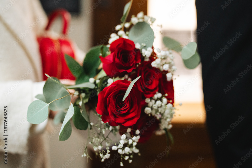 Obraz premium Beautiful bouquet of red roses with eucalyptus and baby breath