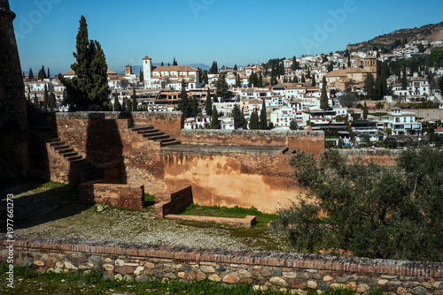 Obraz na płótnie Alhambra fortress walls overlooking albaicín cityscape and historic granada arch