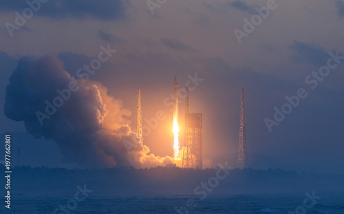 Foto Rocket launch with flame and smoke against cloudy sky at dusk with spectacular i