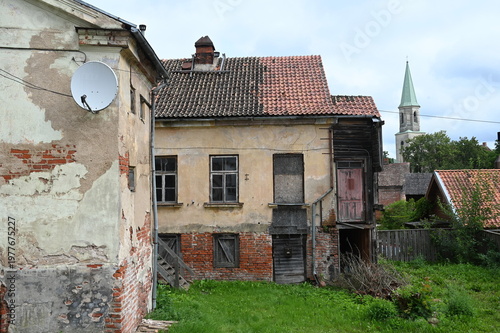 Sanierungsbedürftige Altstadthäuser in Kuldiga in Lettland