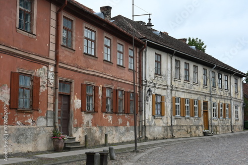 Sanierungsbedürftige Altstadthäuser in Kuldiga in Lettland