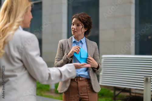 Tableau sur toile Business woman secretly taking an envelope, demonstrating corruption