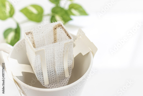 ドリップバッグをセットしたコーヒーカップ