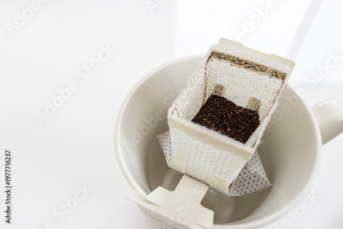 ドリップバッグをセットしたコーヒーカップ