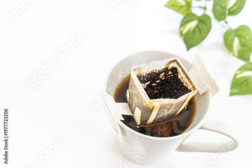 ドリップバッグをから抽出しているコーヒーカップ
