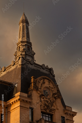 Obraz na płótnie Pointe de cathédrale au coucher de soleil – architecture historique et lumière d