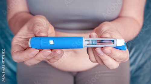 Fotografie woman injecting a GLP-1 weight loss medication into belly fat