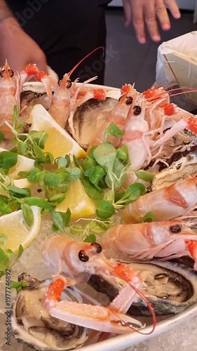 preparazione crudo di mare in un piatto con ghiaccio sul bancone di una pescheria