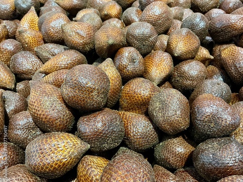 Εκτύπωση καμβά Snake fruit or Salacca zalacca in the market