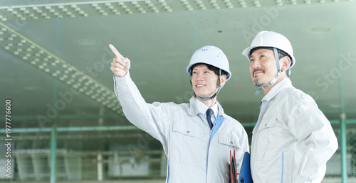 Wallpaper Mural 建造物の点検をするエンジニア Torontodigital.ca