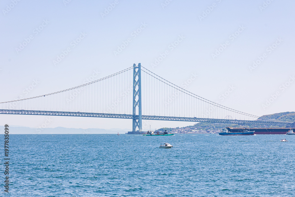 Fototapeta premium 大蔵海岸と明石海峡大橋（兵庫県明石市）