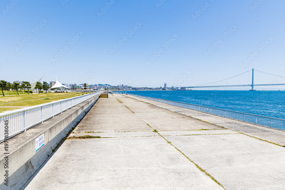 Fototapeta premium 大蔵海岸と明石海峡大橋（兵庫県明石市）