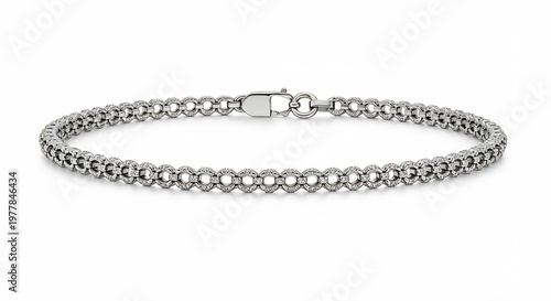白背景に映える洗練されたデザインのシルバーチェーンブレスレットが均一な照明で輝き上品な光沢を放ち手首を飾るシンプルながらも存在感のあるアクセサリー. AI Generated