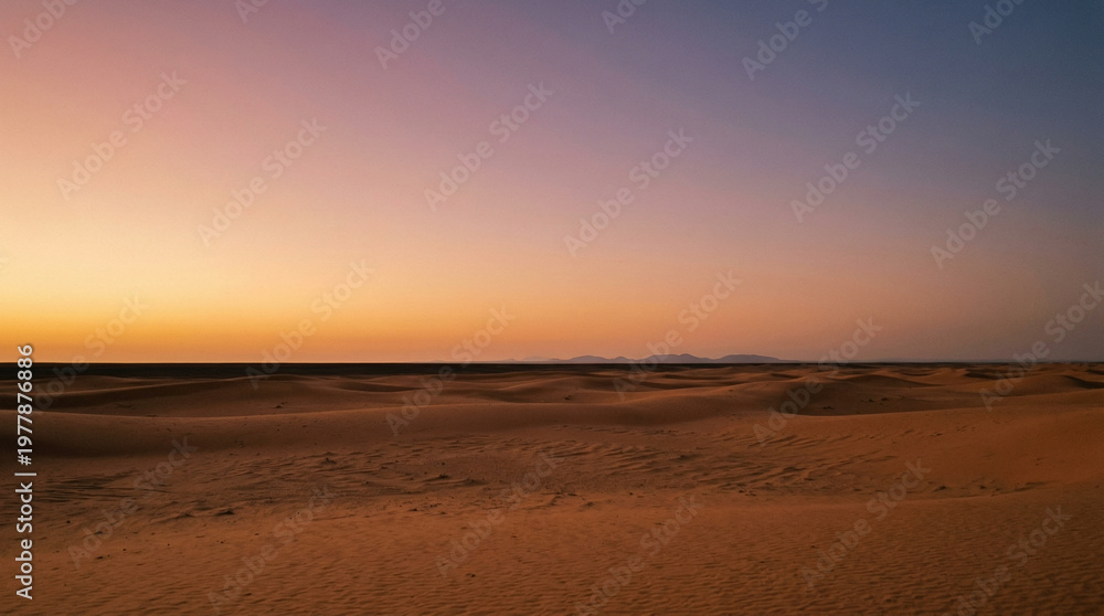 Obraz premium Vast desert sand dunes under a colorful sunset sky at twilight