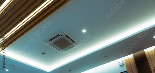 Foto Selective focus on cassette type air conditioner mounted on ceiling wall