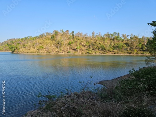 Foto Serene lake landscape during golden hour sunset in Gia Lai, Central Highlands, Vietnam