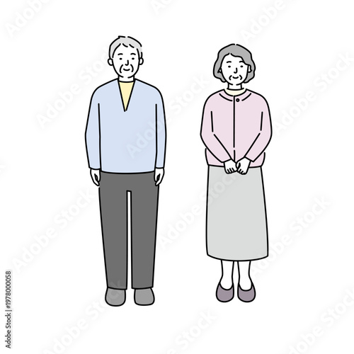 微笑んで立つシニア世代の男女