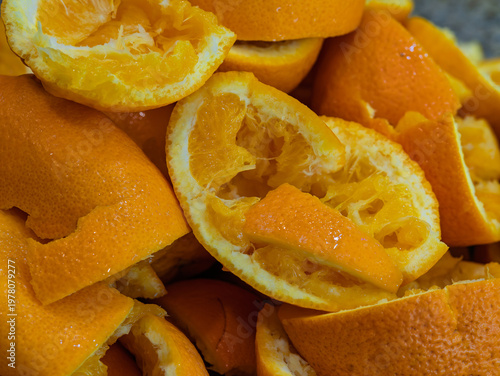 Cuadro en lienzo Piles of Fresh Juiced Orange Peels and Rinds
