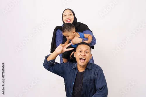 Foto the father say hai to camera photo action in studio photo