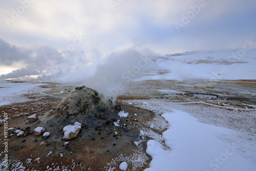 Konstfotografi Hverir, a geothermal area with bubbling pools and steaming fumaroles emitting su