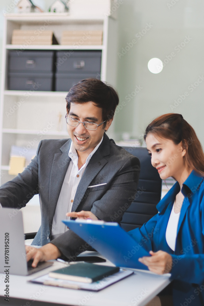 Obraz premium Professionals listening to a discussion in an office