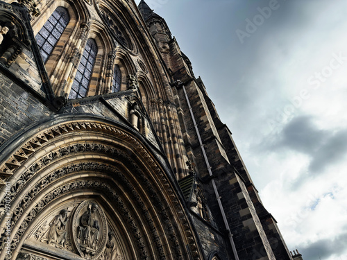 Foto Dramatic Gothic St Mary's Episcopal Cathedral facade in Edinburgh Scotland UK wi