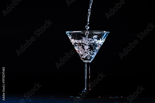 Fotografie sprudelndes Getränk in Coktailglas eingießen