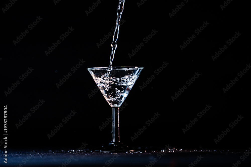 Foto Drink wird in Coktailglas eingeschenkt