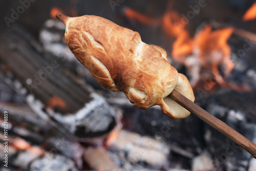 Quadro su tela Knüppelkuchen am Lagerfeuer backen.