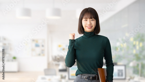 Foto ガッツポーズで喜ぶ日本人女性・ビジネスウーマンのビジネス成功イメージ, Japanese Businesswoman Celebrating Success w