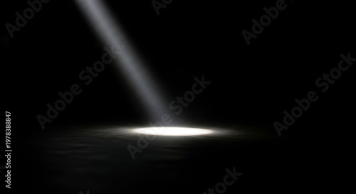Foto A bright spotlight shines in a dark room with a single beam of light