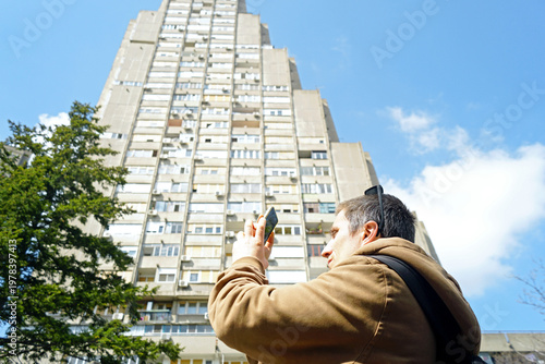 Tableau sur toile Man holding smartphone and capturing Eastern City Gate of Belgrade