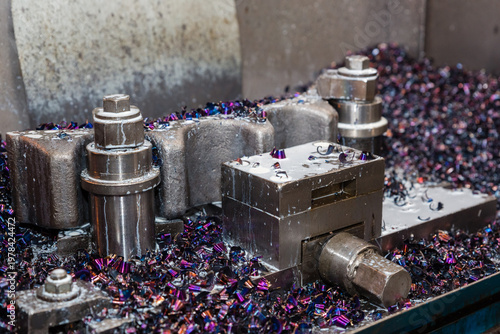 Foto Old machine with multi-colored metal sawdust. Metalworking.