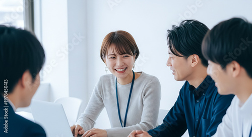 オフィスでパソコンと共にミーティングを行うビジネスチーム