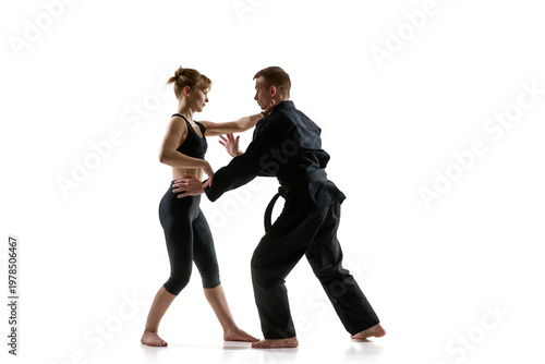 Valokuva Woman pushing attacker away using self defense technique in realistic combat training