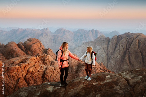 Foto Family mother and child hiking travel in Egypt together mom and daughter climbin