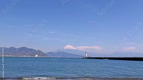 静岡県の三保の海岸から駿河湾越しの冬の富士山
