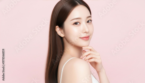 清楚で明るい表情とツヤ感のあるストレートヘアをやさしい配色で表現した、フェイスケア・ヘアケア・美容ブランドの世界観づくりに最適な広告用ポートレート素材