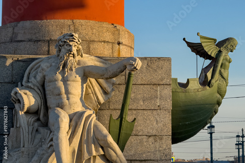 Cuadro en lienzo Stone sculpture of river god at base of Rostral Column and bronze ship figurehea