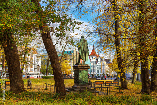 Blick über den Universitätsplatz mit Blücherdenkmal in der Hansestadt Rostock im Herbst