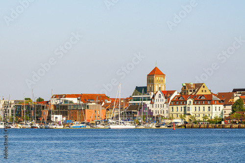 Blick über die Warnow auf die Nikolaikirche in der Hansestadt Rostock