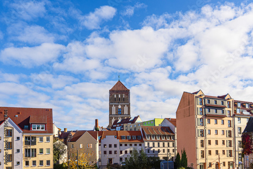 Blick auf die Nikolaikirche in der Hansestadt Rostock im Herbst