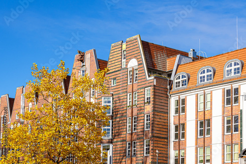 Blick auf das Fünfgiebelhaus in der Hansestadt Rostock im Herbst