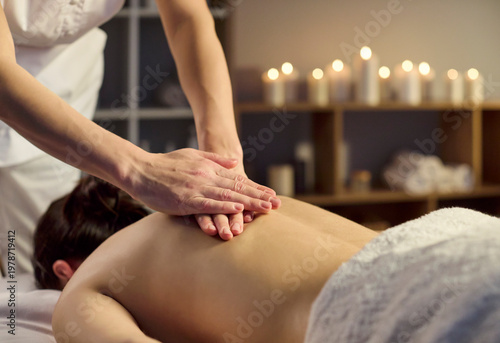 Canvastavla Massage spa masseur hands woman back candles