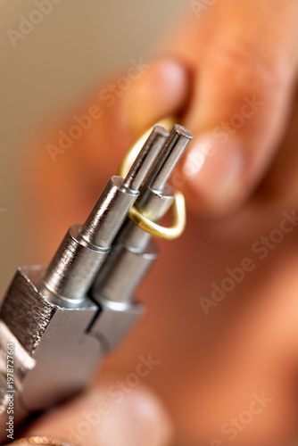 Foto Crafting gold wire loop for handmade jewelry