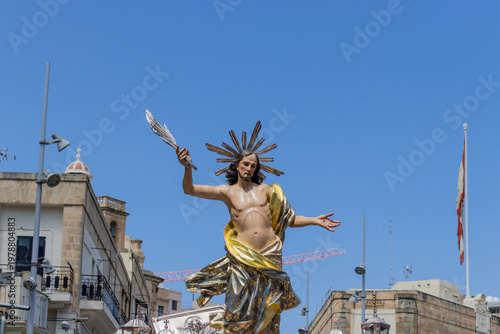 Canvastavla Gilded Statue Of the Resurrected Jesus In Outdoor Religious Procession Under Blu
