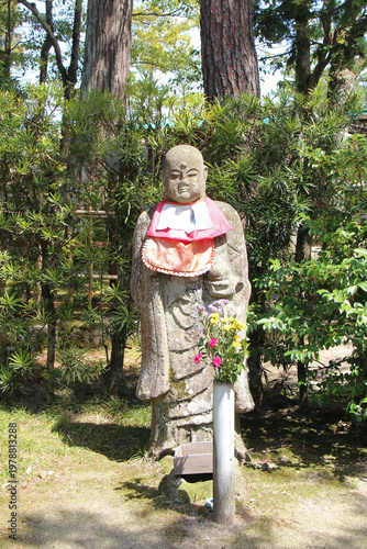 фотографія statue of a divinity (buddha ?) in the gardens of a buddhist temple (chion-ji) i